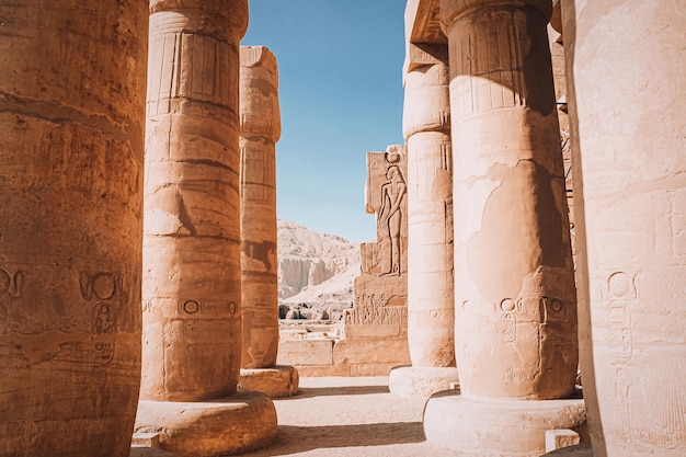 Ruínas do templo egípcio de ramesseum, perto da cidade moderna de luxor