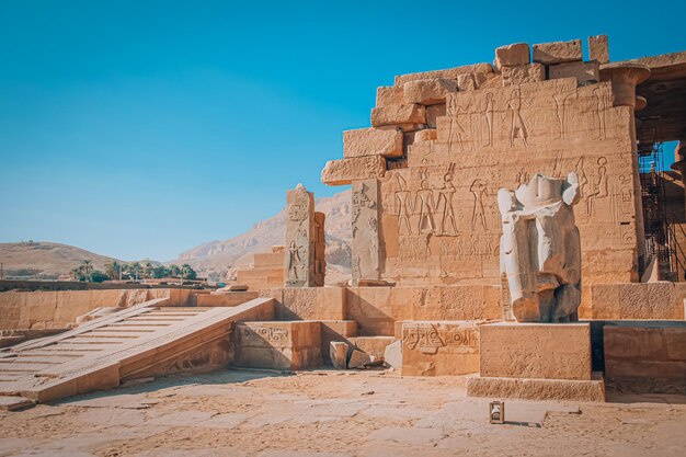Ruínas do templo egípcio de Ramesseum, perto da cidade moderna de Luxor