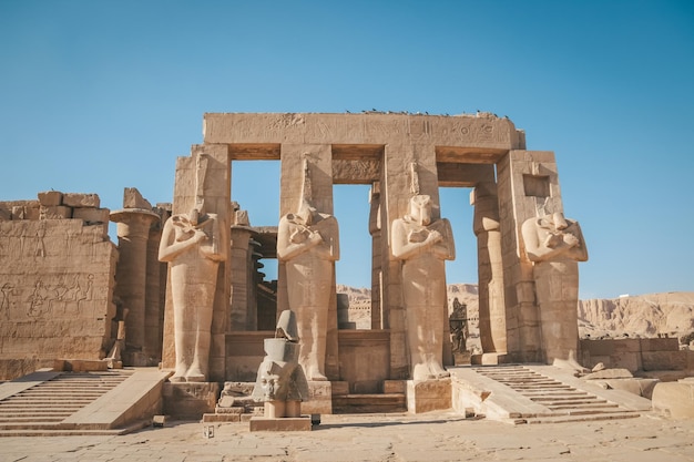 Ruínas do templo egípcio de Ramesseum, perto da cidade moderna de Luxor