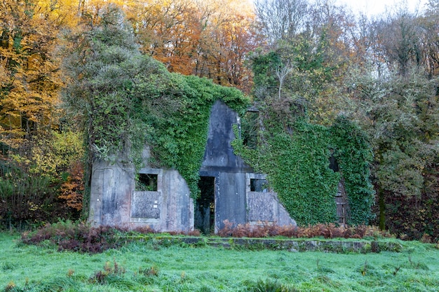 Ruinas de un edificio en la antigua mina de plata Huelgoat