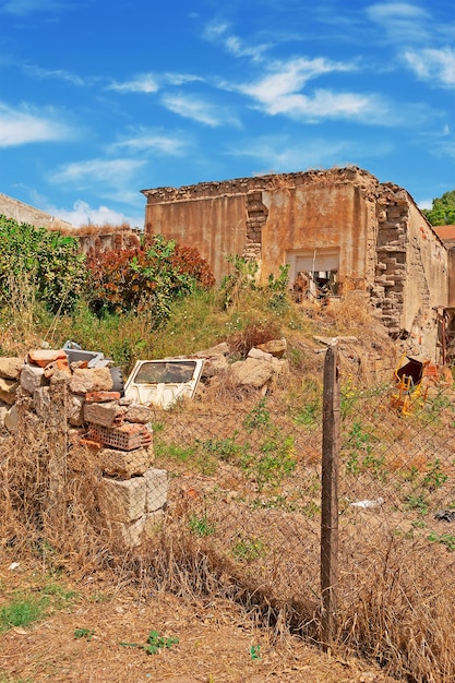 Ruinas de un edificio antiguo en Cerdeña