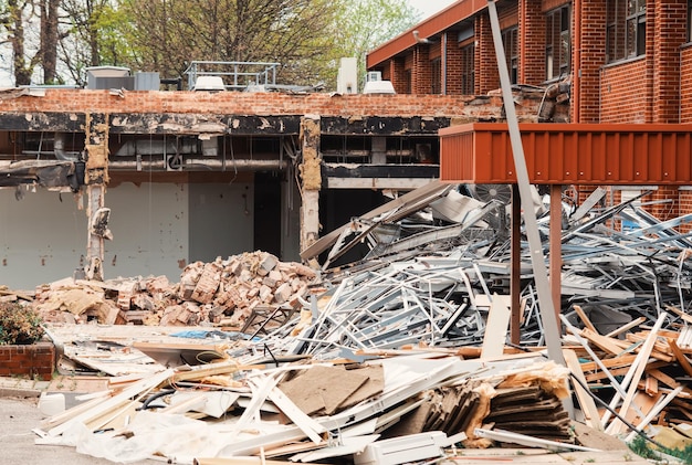 Ruinas de un edificio demolido Desmantelamiento de un edificio antiguo Montón de escombros en el sitio de demolición