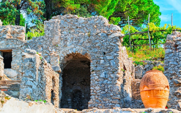 Ruinas de edificios antiguos en el pueblo de Ravello en Italia en Nápoles. Costa de Amalfi en el mar Tirreno en la costa italiana de Amalfitana, Europa. Verano. Vista desde la terraza.