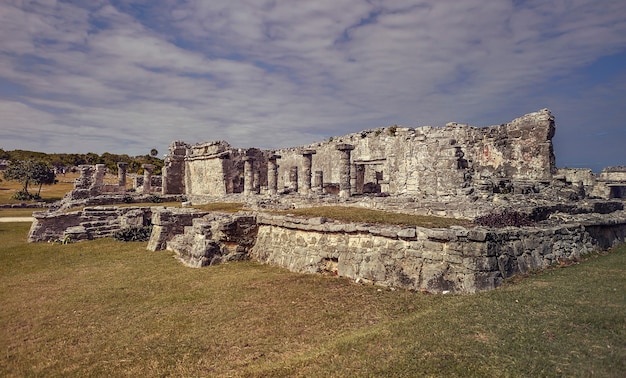 Ruinas de edificios que datan de la civilización maya en el complejo de Tulum en México