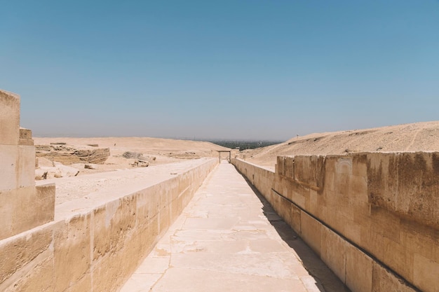 Ruínas egípcias antigas Caminho para o templo do vale das pirâmides