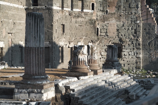 Ruinas de escaleras y columnas en el foro de agosto oa Roma