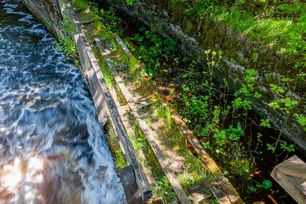 Ruinas de la estación hidroeléctrica de Nommeveski Paisaje primaveral con un río rápido Nommeveski Estonia