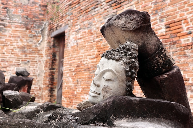 Ruinas estatua de Buda con pared de ladrillo