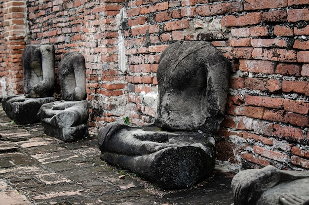 Ruinas de estatuas de Buda en sitios antiguos Las ruinas de la estatua de Buda robadas por criminales Famosa atracción turística en Ayutthaya Tailandia