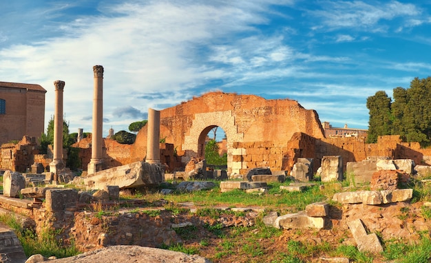 Ruinas del Foro Romano, o Foro de César, en Roma, Italia