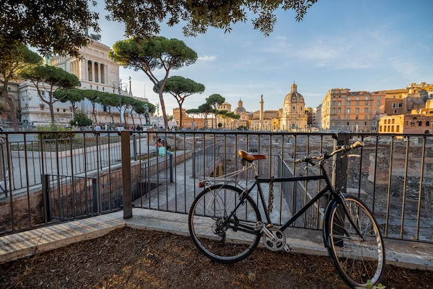 Ruinas en el foro romano en roma al atardecer