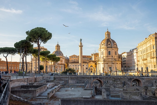 Ruinas en el foro romano en roma al atardecer