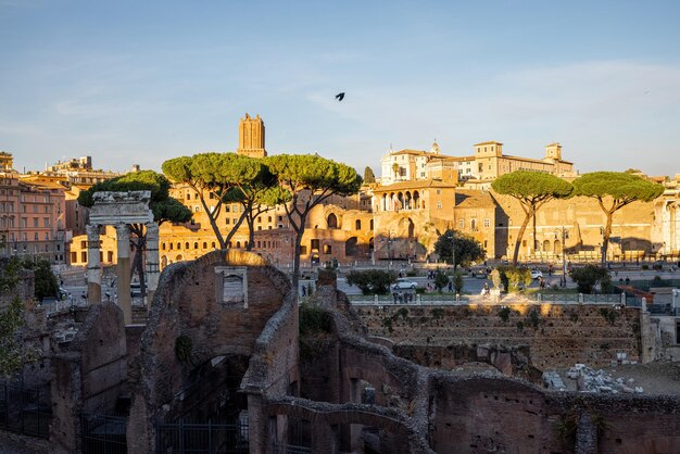 Ruinas en el foro romano en roma al atardecer