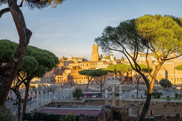 Ruinas en el foro romano en roma al atardecer