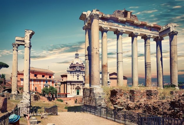 Foto ruinas del foro romano en verano, italia