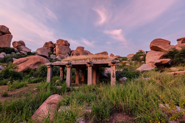 Ruinas de Hampi en la puesta del sol. India