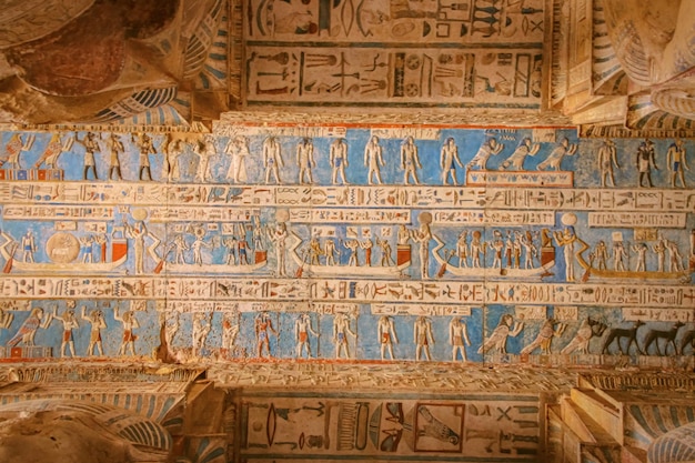 Las ruinas del hermoso templo antiguo de Dendera o Hathor Egypt Dendera