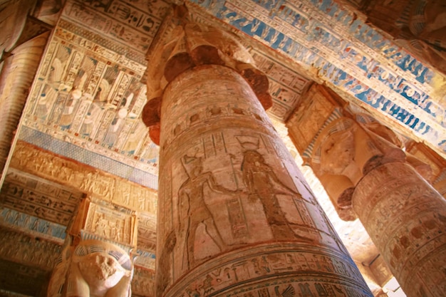 Las ruinas del hermoso templo antiguo de Dendera o Hathor Egypt Dendera