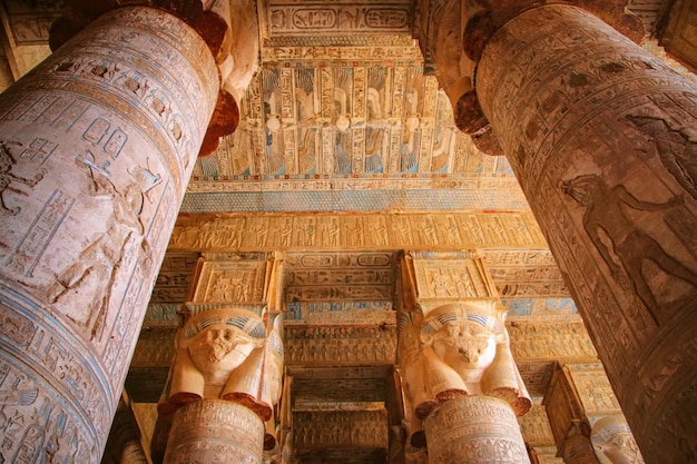 Las ruinas del hermoso templo antiguo de Dendera o Hathor Egypt Dendera