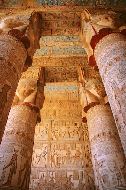 Las ruinas del hermoso templo antiguo de Dendera o Hathor Egypt Dendera