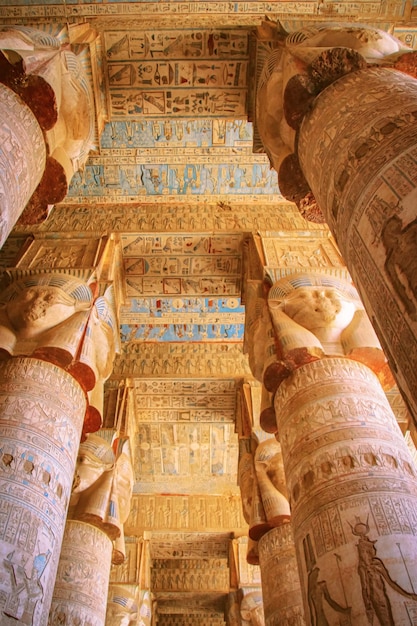 Las ruinas del hermoso templo antiguo de Dendera o Hathor Egypt Dendera