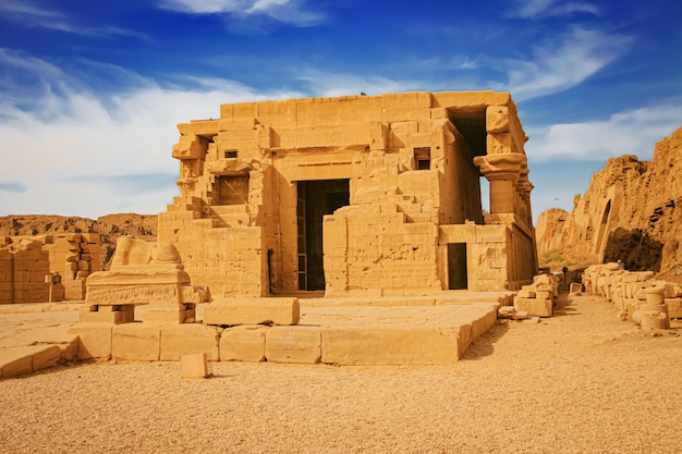 Las ruinas del hermoso templo antiguo de Dendera o Hathor Egypt Dendera