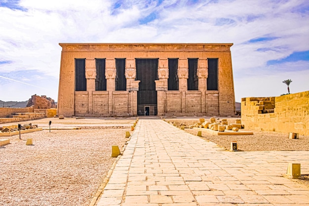 Las ruinas del hermoso templo antiguo de Dendera o Templo de Hathor. Egipto, Dendera, un antiguo templo egipcio cerca de la ciudad de Ken