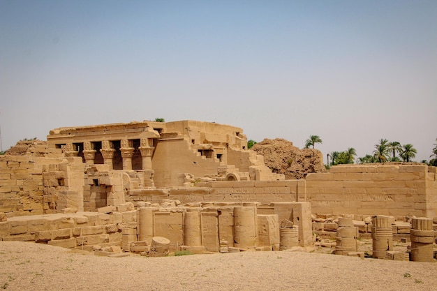Las ruinas del hermoso templo antiguo de Dendera o Templo de Hathor. Egipto, Dendera, un antiguo templo egipcio cerca de la ciudad de Ken
