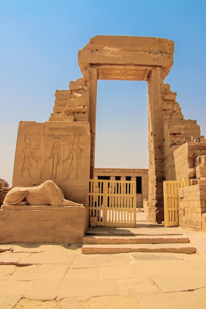 Las ruinas del hermoso templo antiguo de Dendera o Templo de Hathor. Egipto, Dendera, un antiguo templo egipcio cerca de la ciudad de Ken