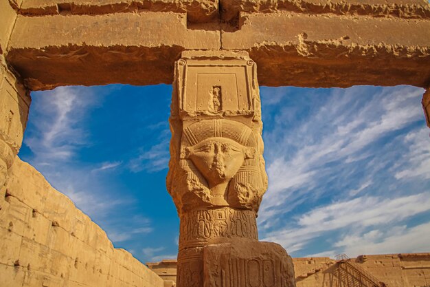 Las ruinas del hermoso templo antiguo de Dendera o Templo de Hathor. Egipto, Dendera, un antiguo templo egipcio cerca de la ciudad de Ken