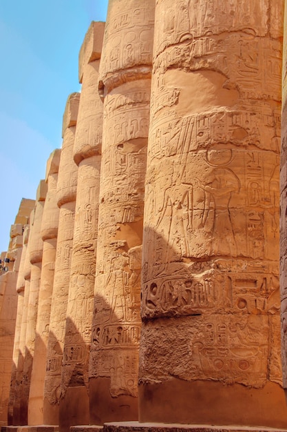 Ruinas del hermoso templo antiguo en Luxor. Ruinas del templo central de Amun-Ra.