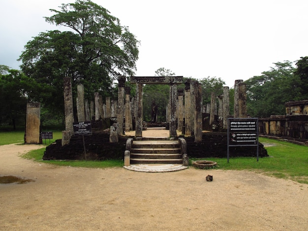 Ruinas de Hetadage en el parque Polonnaruwa, Sri Lanka