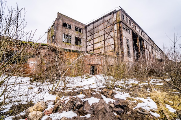 Ruinas de hormigón en el distrito industrial Ruinas de viejas fábricas industriales rotas abandonadas o edificios de almacén después del desastre