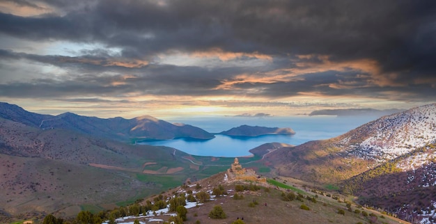 Ruinas de la iglesia de Altinsac en el lago Van Turquía