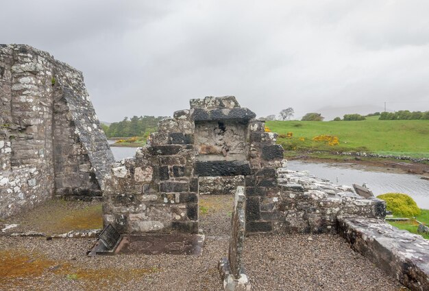 Foto ruinas de la iglesia con el cementerio