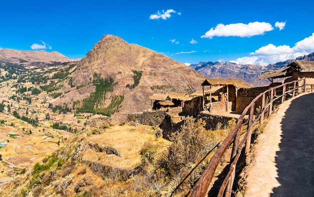 Ruínas incas em Pisac no Peru