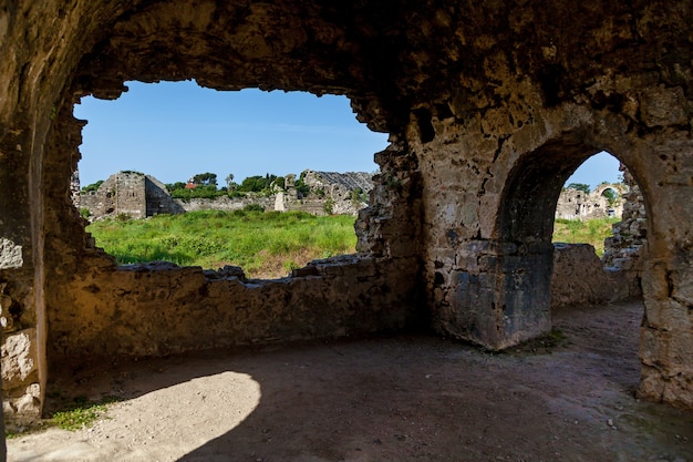 Ruinas del lado antiguo en Turquía Kemer Antalya. Antiguas ruinas de la ciudad de Side Turquía