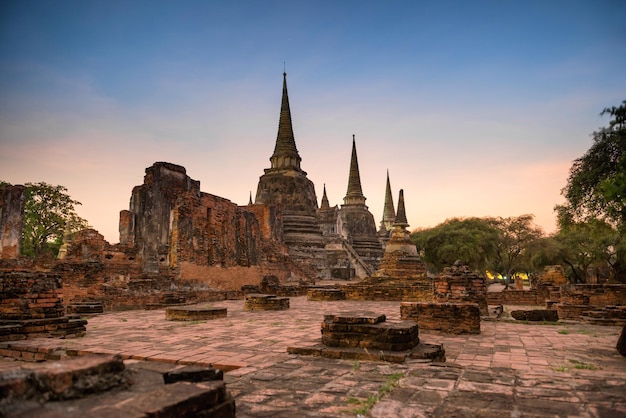 Ruinas de ladrillo del antiguo templo budista Wat Phra Si Sanphet al atardecer Arquitectura del parque histórico de Ayutthaya Tailandia