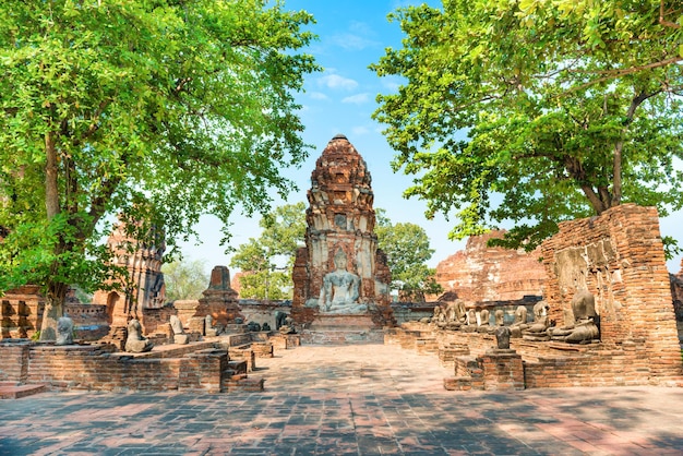 Ruinas de ladrillo del templo Wat Mahathat