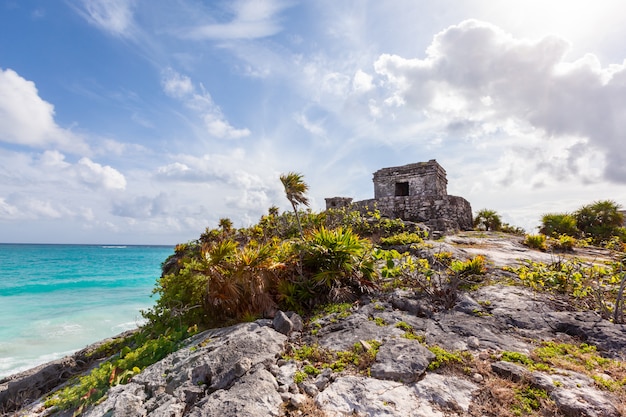 Ruínas maias de tulum sobre o mar do caribe. méxico quintana roo