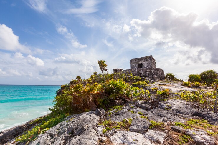 Foto ruínas maias de tulum sobre o mar do caribe. méxico quintana roo