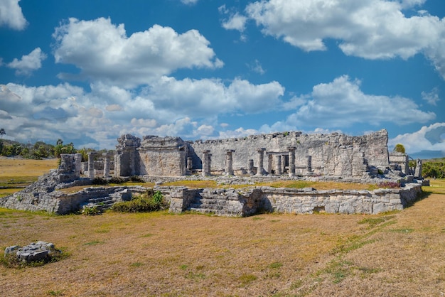 Ruínas maias do grande palácio em Tulum Riviera Maya Yucatan Mar do Caribe México