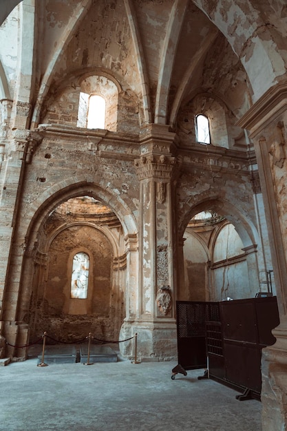 Foto ruínas majestosas do claustro do monastério de piedras