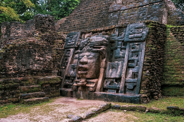 Foto ruinas mayas de lamanai en belice