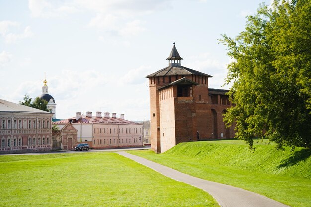 Las ruinas de una muralla de ladrillo en Kolomna