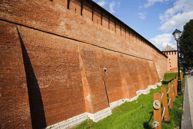 Foto las ruinas de una muralla de ladrillo en kolomna