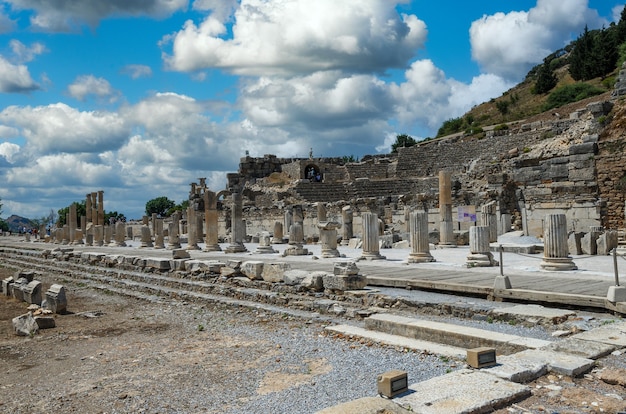 Ruínas na antiga cidade grega de éfeso ou efes na costa do mar jônia em selchuk