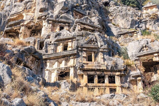 Ruinas de una necrópolis rocosa con tumbas talladas en piedra en Myra Lycian (ahora Demre, Turquía)