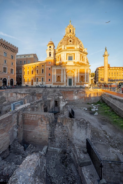 Ruínas no fórum romano em roma no pôr do sol