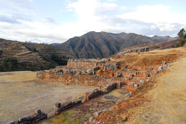 Foto las ruinas del palacio de los incas en chinchero cuzco perú al atardecer